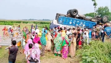 লালমনিরহাট সড়ক থেকে ট্রাক উল্টে পড়লো ক্ষেতে, কৃষক নিহত